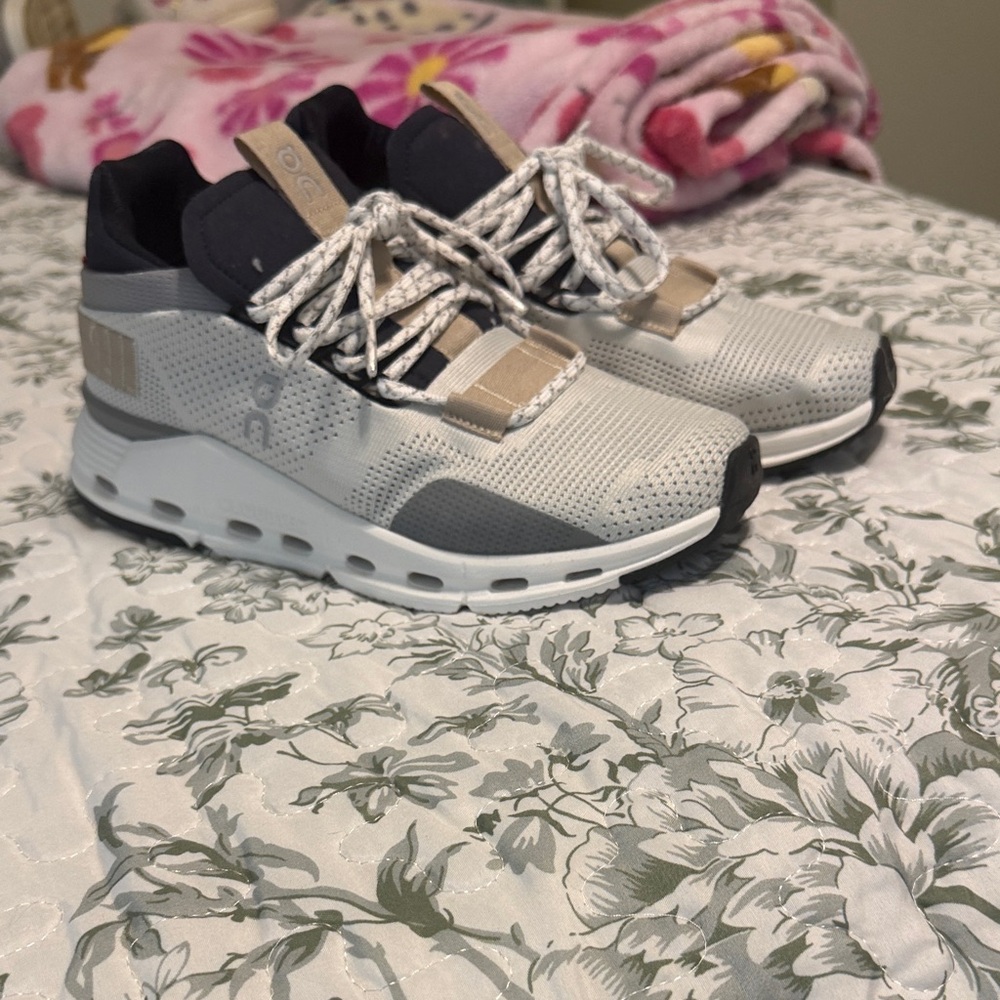 ON CLOUD Women's Athletic Shoes - Gray and Black